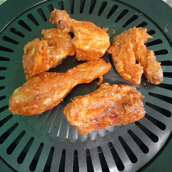 Masak di pemanggang sampai kedua Sisinya ayam matang, siap disajikan