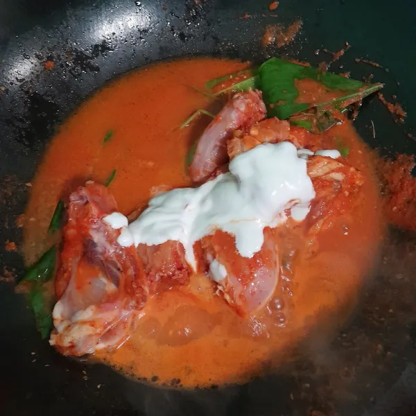 Masukkan santan masak sampai kuah menyusut
