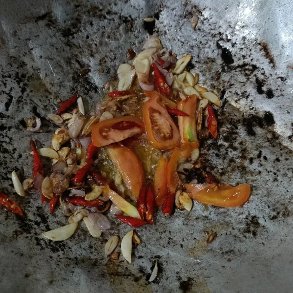 Tambahkan tomat, tumis sampai layu.