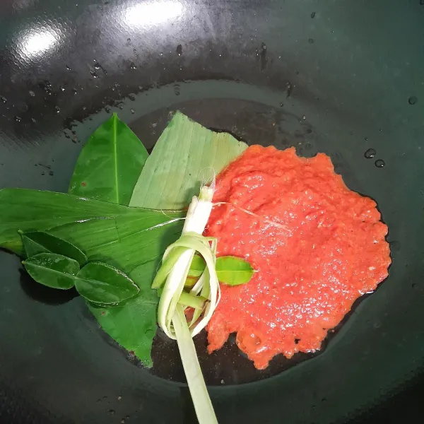 Masukkan ke dalam kuali bumbu halus, daun salam, daun kunyit, daun jeruk dan serai