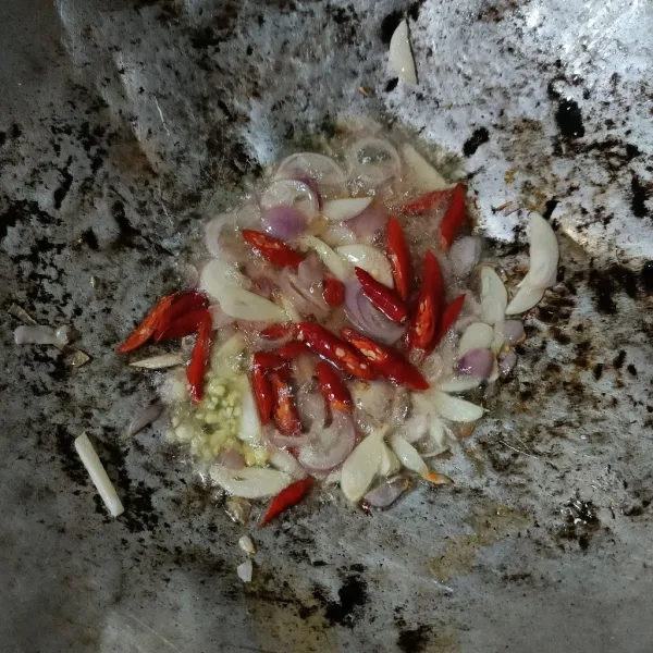 Tumis bawang merah bawang putih dan cabe sampai harum.