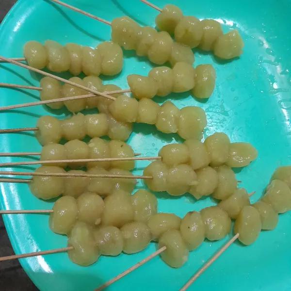 Tusuk-tusuk cilor menggunakan tusuk sate
