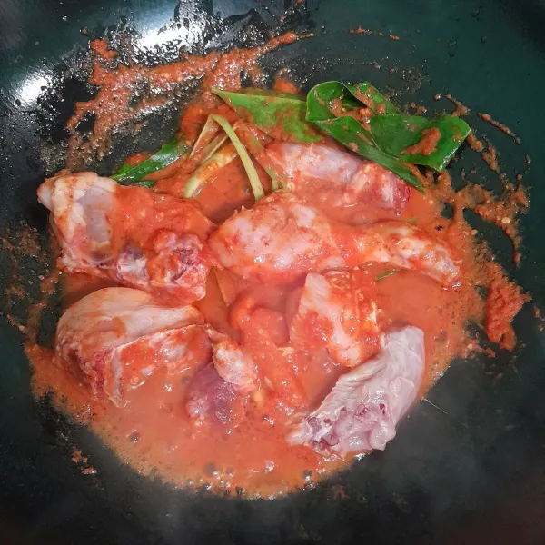 Masukkan air dan ayam aduk rata