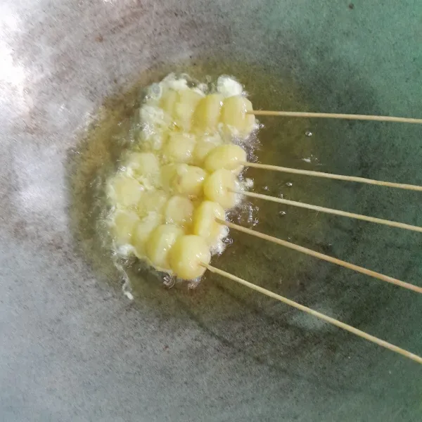 Goreng di api sedang masak sampai matang