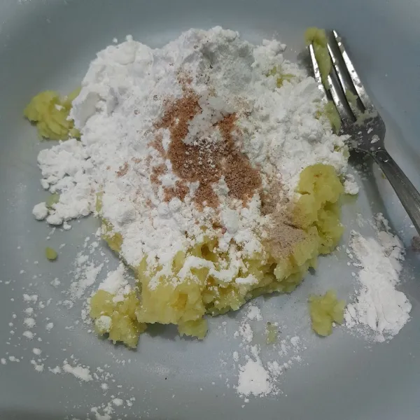 Masukan tepung tapioka, garam , merica, dan kaldu bubuk lalu aduk rata