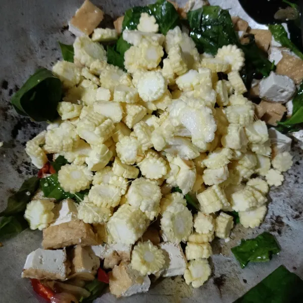 Masukkan irisan jagung muda.