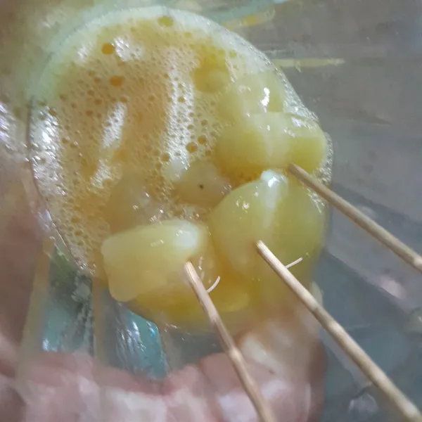 Lalu masukan cilor ke dalam telur