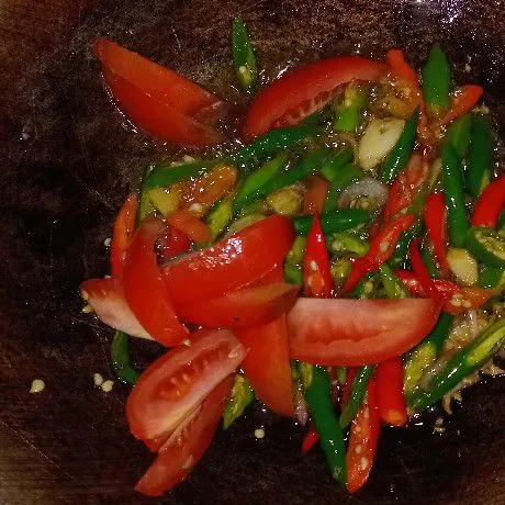 Lalu masukkan irisan cabe dan tomat