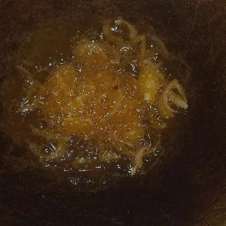 Setelah selesai menggoreng ikan, tumis bawang merah dan bawang putih sampai layu dan harum
