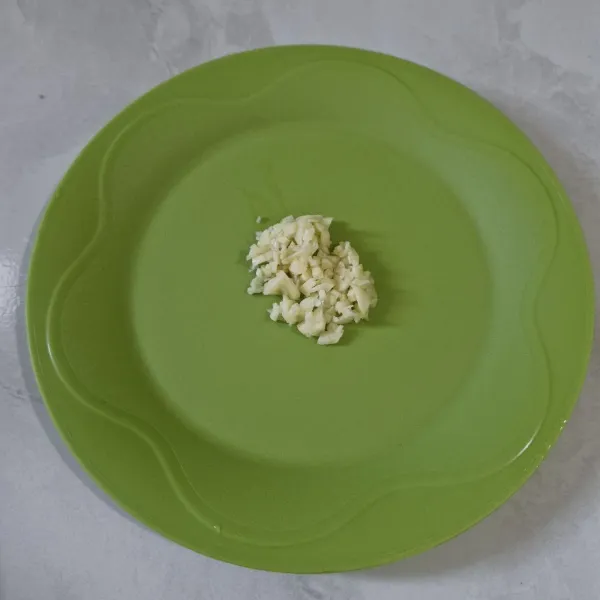 Cincang bawang putih.