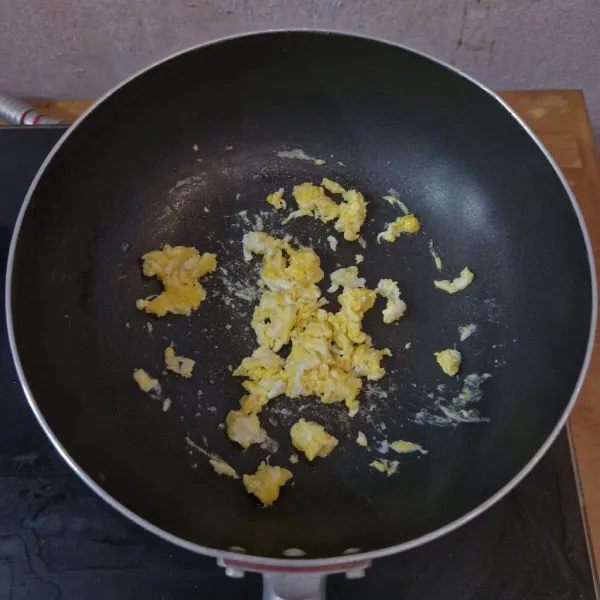 Masukkan telur, lalu orak arik.