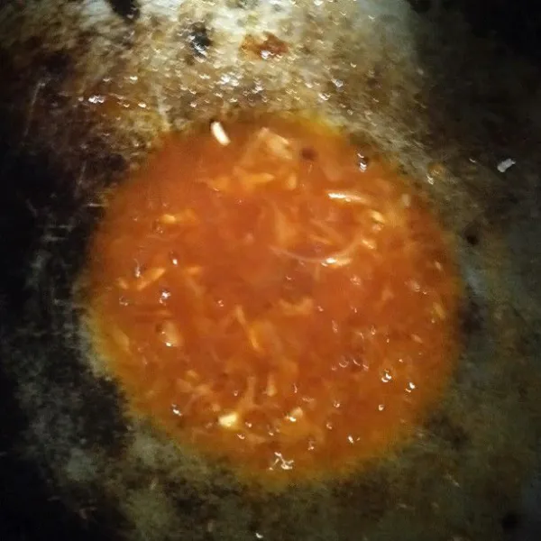 Masukan saos tomat dan paprika bubuk beri sedikit air. Seasoning dengan garam, kaldu dan gula secukupnya.masak hingga meletup. Fuyunghai ekonomis siap dihidangkan.