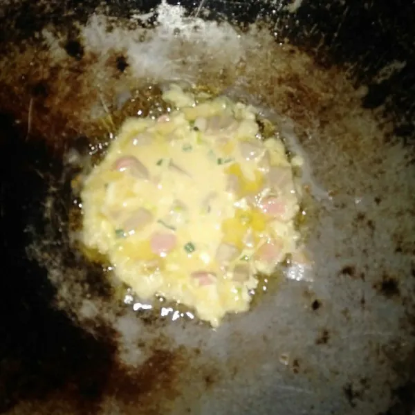 Panaskan minyak goreng, lalu goreng sampai matang kecoklatan.