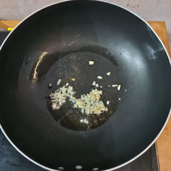 Tumis bawang putih sampai harum.
