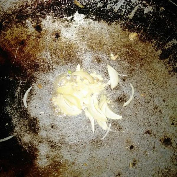 Untuk saos tumis bawang putih dan bawang bombai sampai wangi.