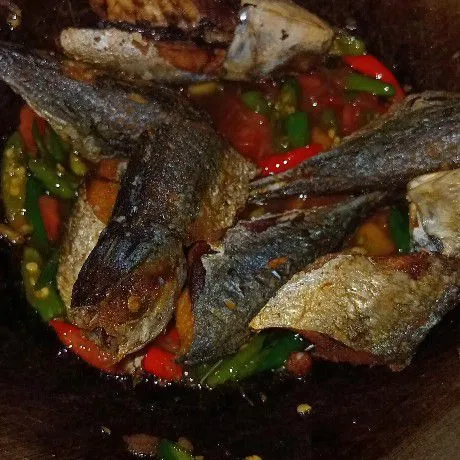 Masukkan ikan yang sudah di goreng dan diaduk hingga bumbu merata