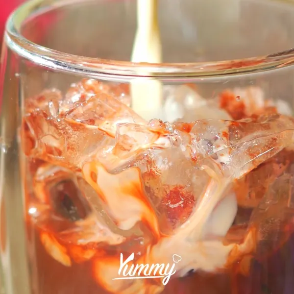 Tambahkan susu aduk hingga rata