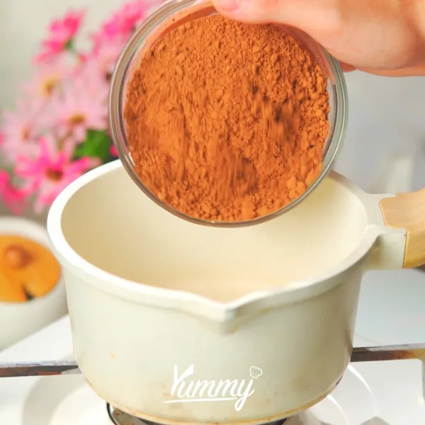 Masukkan coklat bubuk, gula, dan air ke dalam panci, rebus dengan api kecil hingga mengental