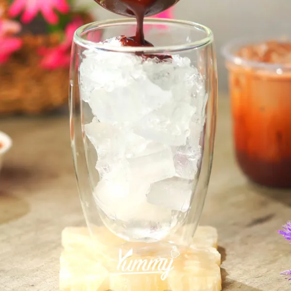 Siapkan gelas, masukkan es batu dan coklat diatasnya