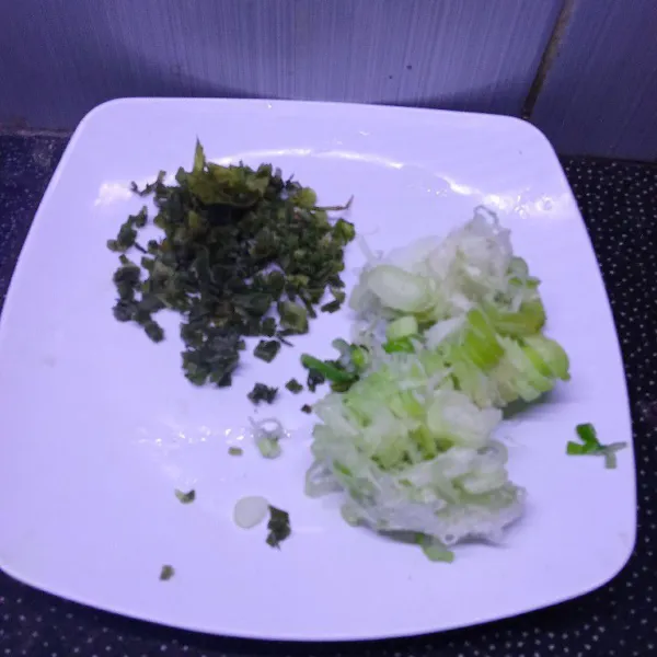 potong daun bawang dan seledri
