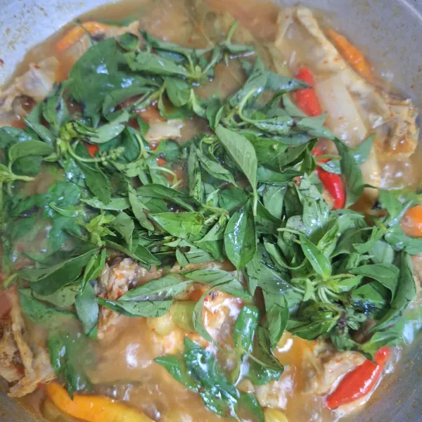 Sesaat kompor mau dimatikan, masukkan daun kemangi