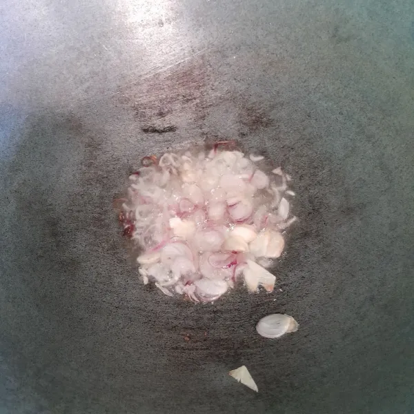 Tumis bawang merah dan bawang putih sampai harum