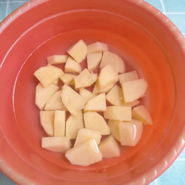 Cuci dan potong-potong kentang sesuai selera