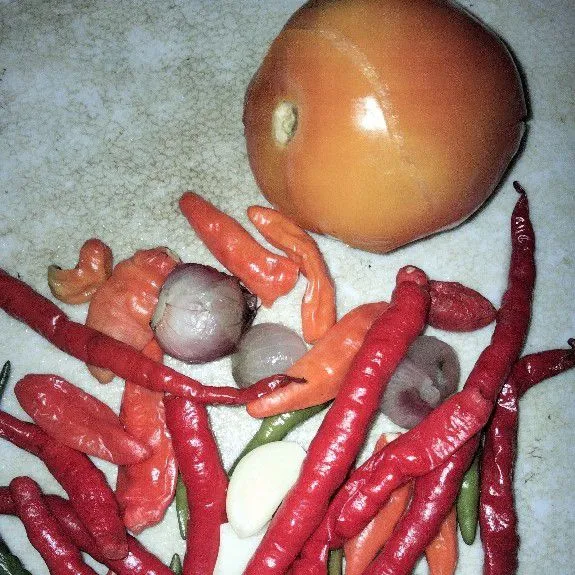 Bawang merah, bawang putih, cabe, dan, tomat direbus