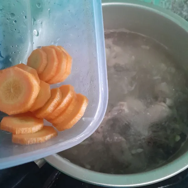 Setelah air mendidih lalu masukkan potongan wortel