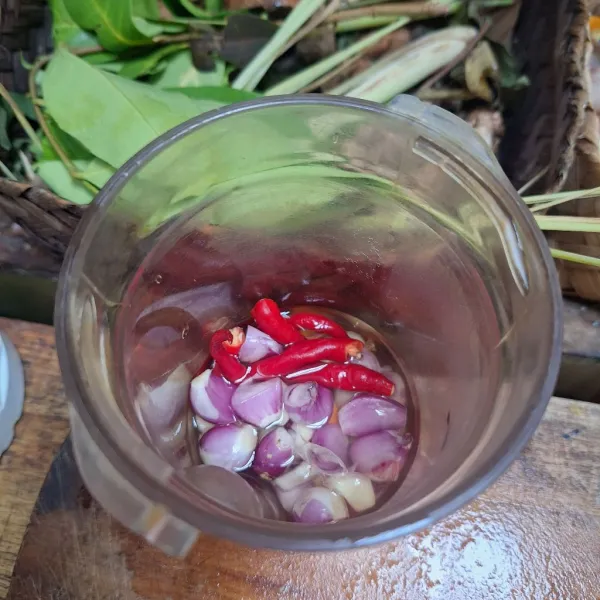 Blender halus cabe merah, bawang merah, bawang putih, kunyit dan jahe