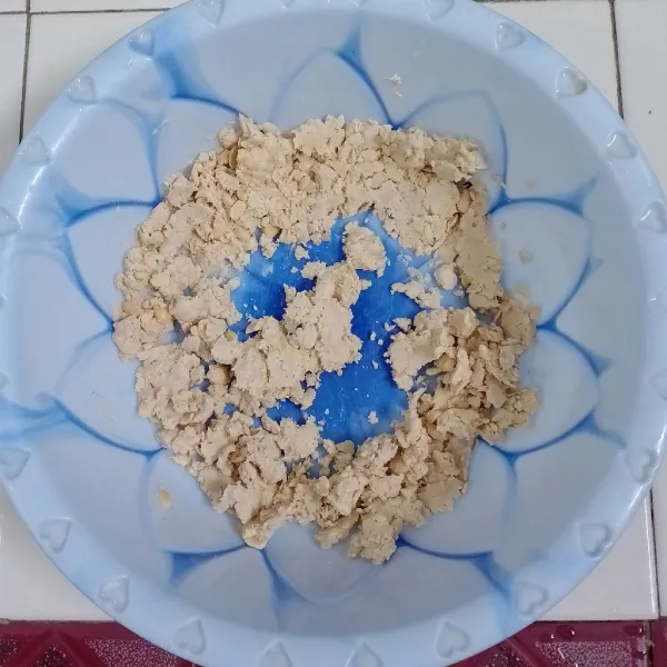 Kukus tempe. Kemudian ulek kasar.