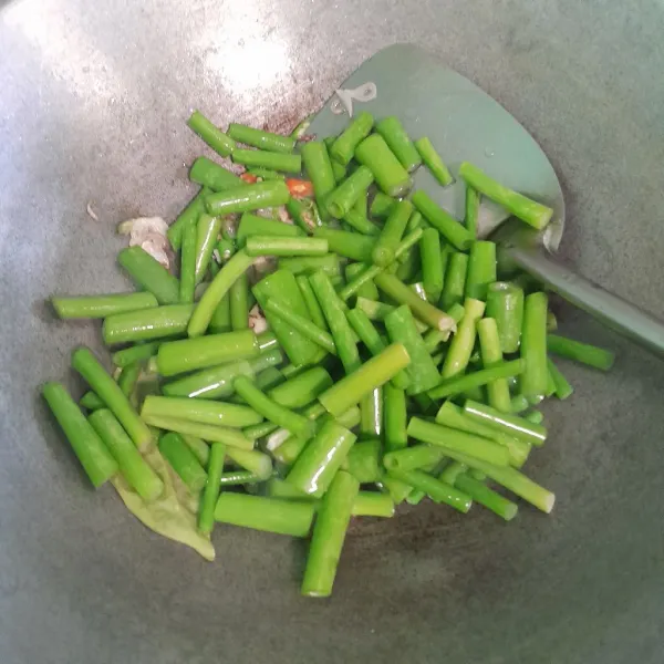 Masukkan bunga bawang dan daun salam aduk rata