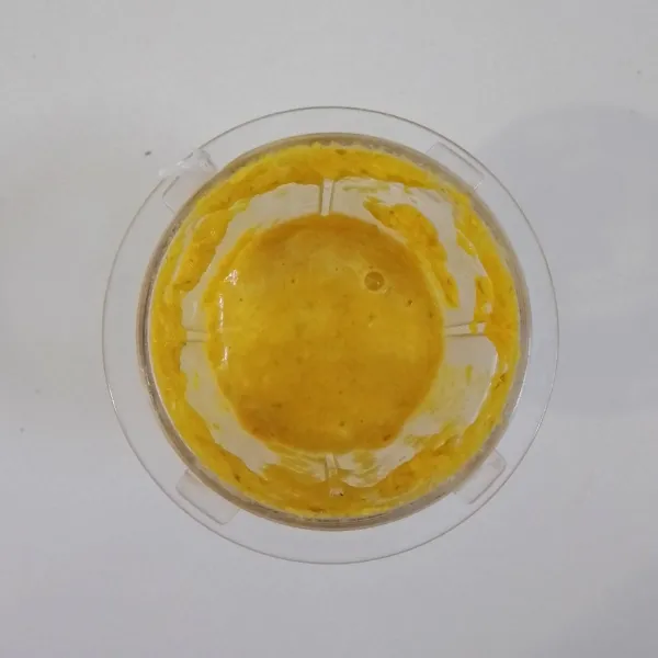 Blender bumbu marinasi. Sisihkan.