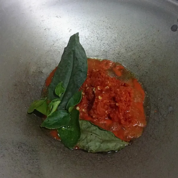 panaskan minyak,masukan bumbu halus tambakan daun salam dan daun jeruk