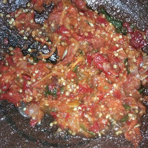 Setelah itu, bumbu dihaluskan