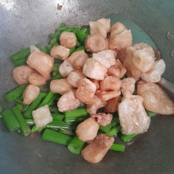 Masukkan kerupuk kulit dan air aduk rata masak sampai matang, siap disajikan