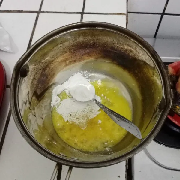 Kocok telur. Tambahkan tepung beras, garam, dan kaldu bubuk. Kemudian, aduk hingga rata.