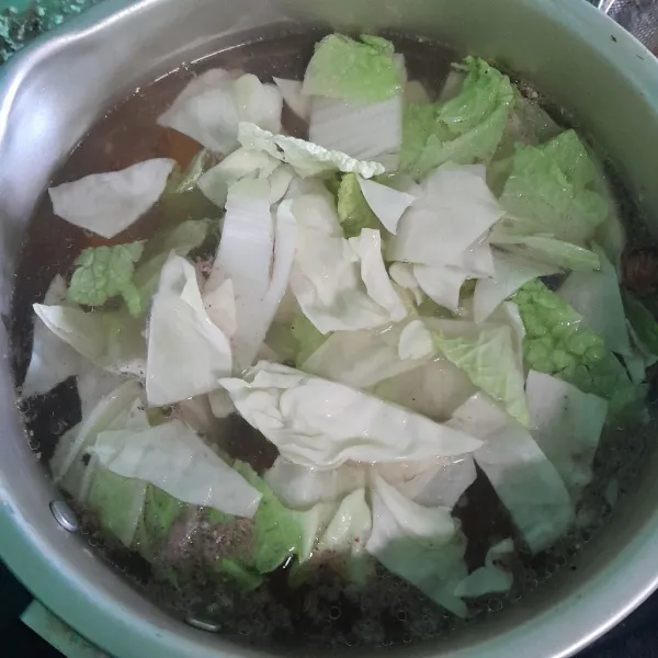 Masukkan sawi putih aduk rata