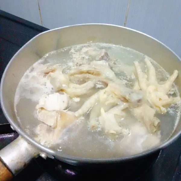 rebus ceker dan ayam sekitar 8 menit hingga matang