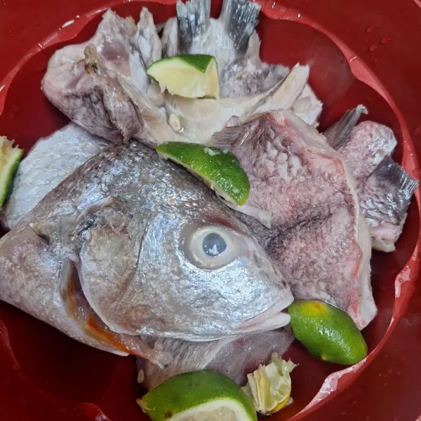 Marinasi ikan menggunakan 1 buah jeruk nipis dan 1 sdt garam, diamkan 5 menit