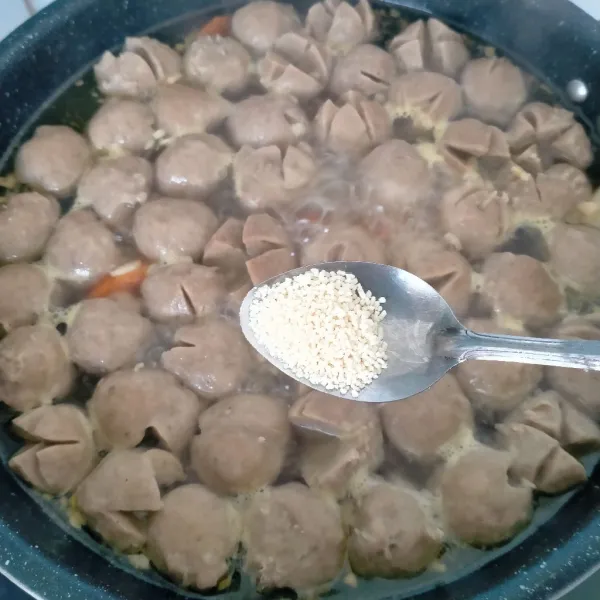 Beri garam,kaldu jamur, lada bubuk, dan parutan biji pala, aduk rata. Jangan lupa test rasa