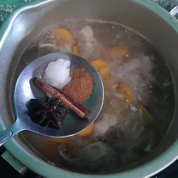 Masukan garam Kaldu bubuk, merica ,bunga lawang dan kayu manis
