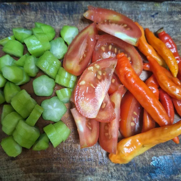 Setelah ikan setengah matang masukkan tomat, belimbing sayur dan cabe rawit