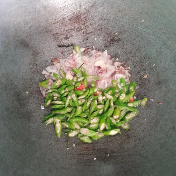 Lalu masukkan irisan cabe rawit