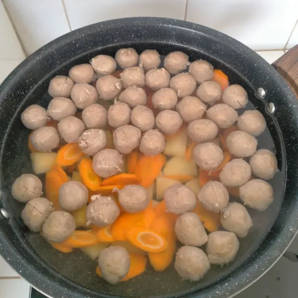Didihkan air matang.Masukan bakso, kentang, wortel. Masak hingga wortel dan kentang setengah empuk