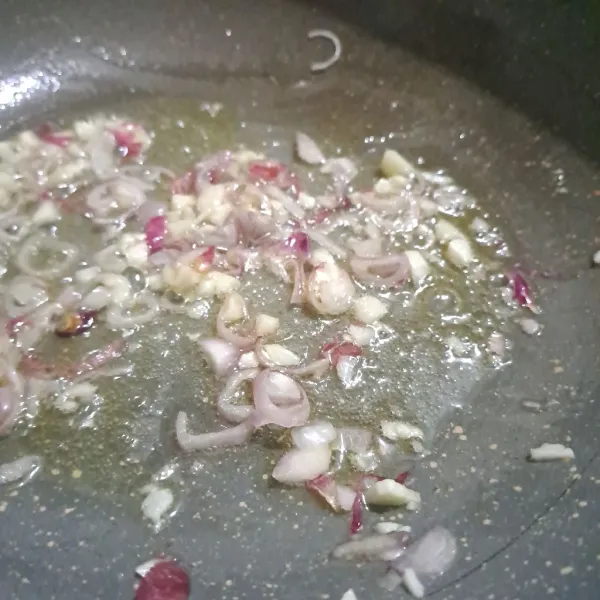 Tumis bawang merah dan bawang putih sampai harum