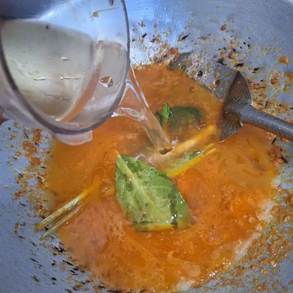 Setelah bumbu tercampur dan tanek, masukkan 600 ml air, kemudian masukkan seasoning (garam, kaldu bubuk dan gula), masak sampai air mendidih