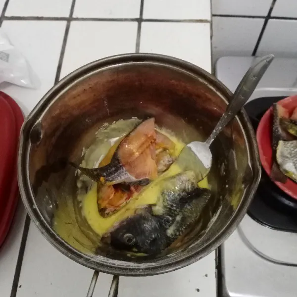 Masukkan ikan nila, lalu balur rata.