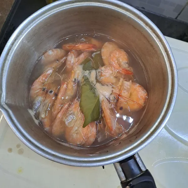 Rebus udang besar dengan 1 liter air dan daun salam hingga mendidih. Saring dan sisihkan