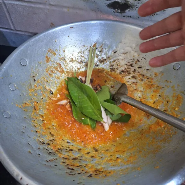 Tumis bumbu halus diminyak yang panas sampai tanek, masukkan bumbu rempah (lengkuas, serai, daun salam, daun jeruk) aduk